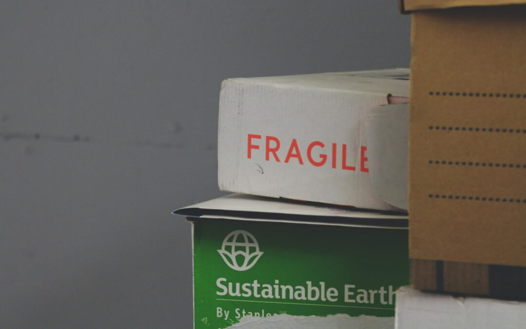 en låda med texten "fraglie" staplad på en grön låda med texten "sustainable earth"